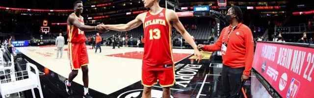 世界杯官方客户端下载-友情超越比赛！他们是老鹰阵中的一对特别战友